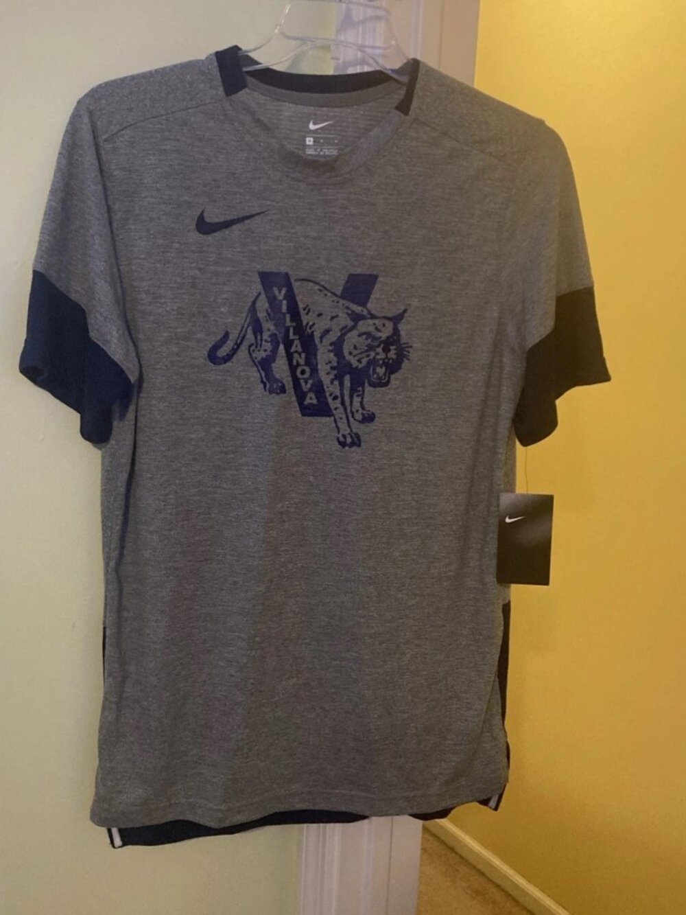 Men’s Nike Gray Villanova Gray/Blue Tshirt Size Medium